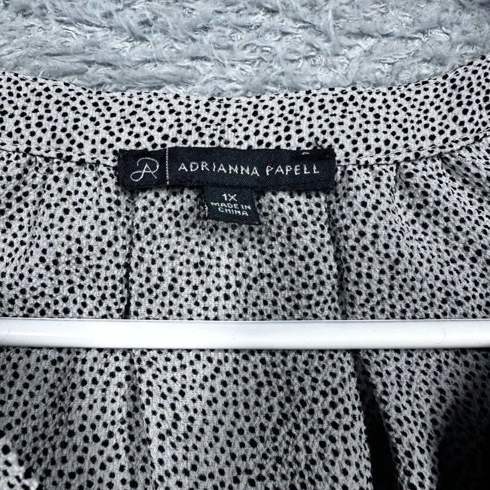 Women's V-Neck Top - polka‎ dot